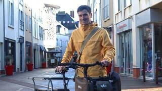 Cholet, mardi 31 octobre 2023. Baptiste Durand, trésorier de Tous à Vélo est un cycliste averti… Il porte les couleurs jaunes de la manifestation « Cyclistes, brillez ! », du 1er novembre au 15 décembre à Cholet.